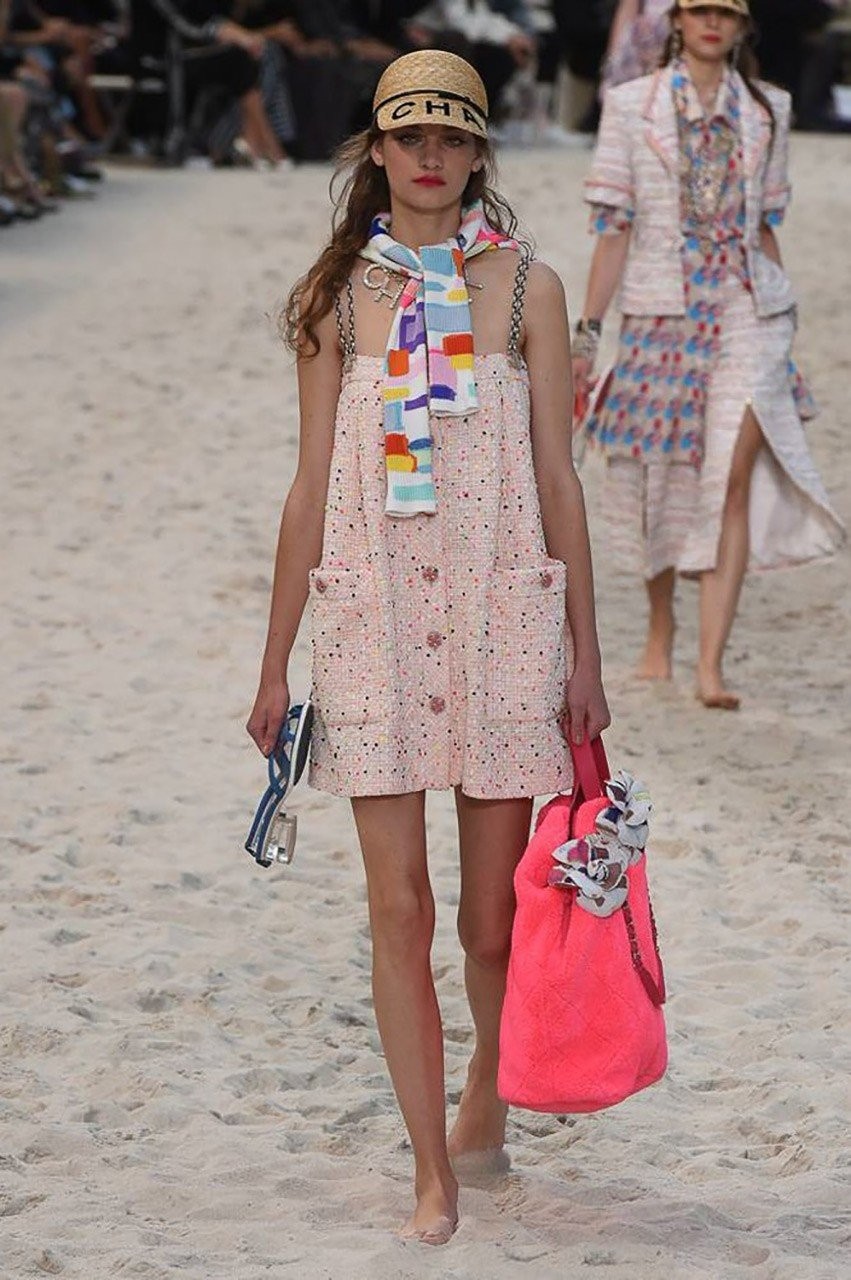 Μια βόλτα στην παραλία με τον Karl Lagerfld και τον οίκο μόδας Chanel - Φωτογραφία 25