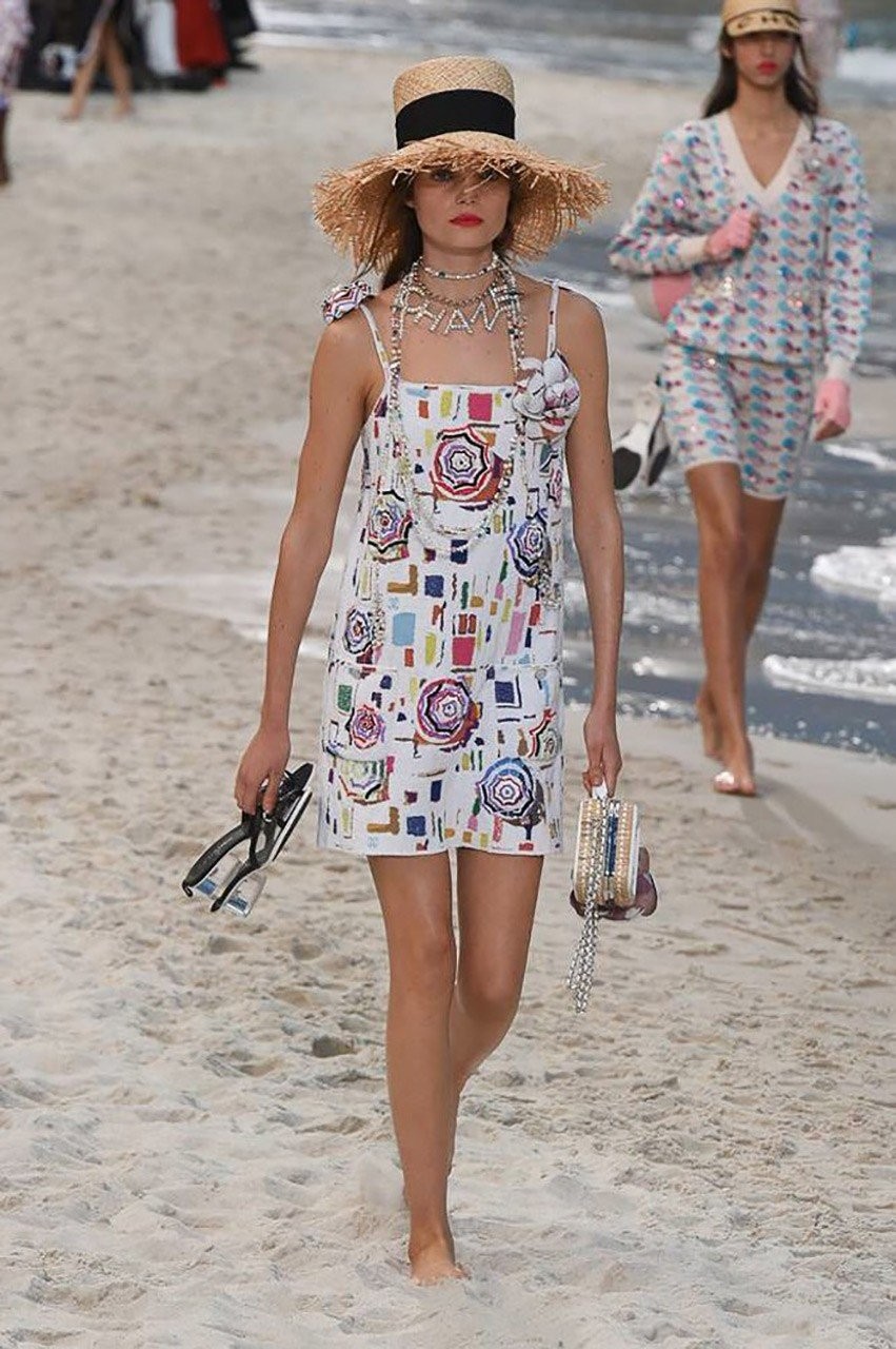 Μια βόλτα στην παραλία με τον Karl Lagerfld και τον οίκο μόδας Chanel - Φωτογραφία 31