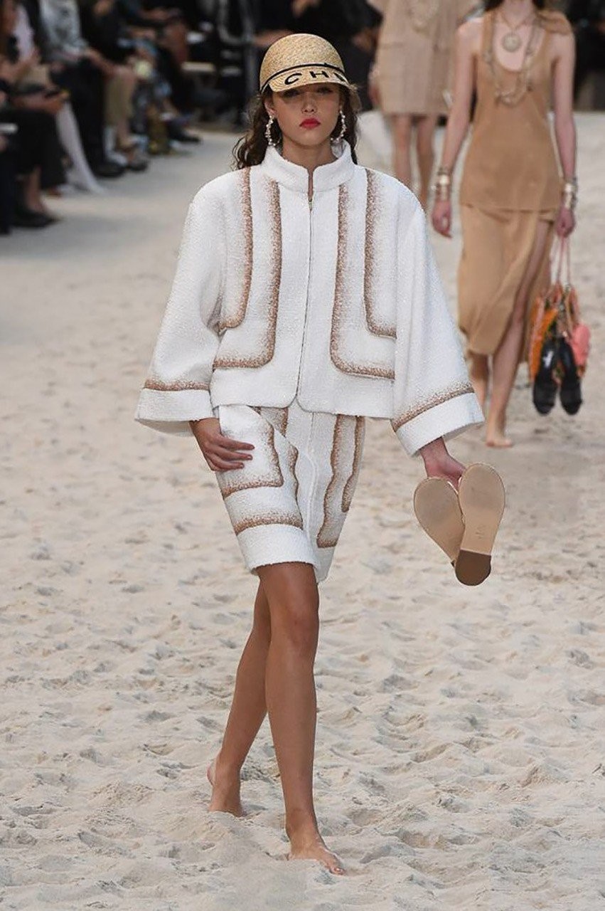 Μια βόλτα στην παραλία με τον Karl Lagerfld και τον οίκο μόδας Chanel - Φωτογραφία 43