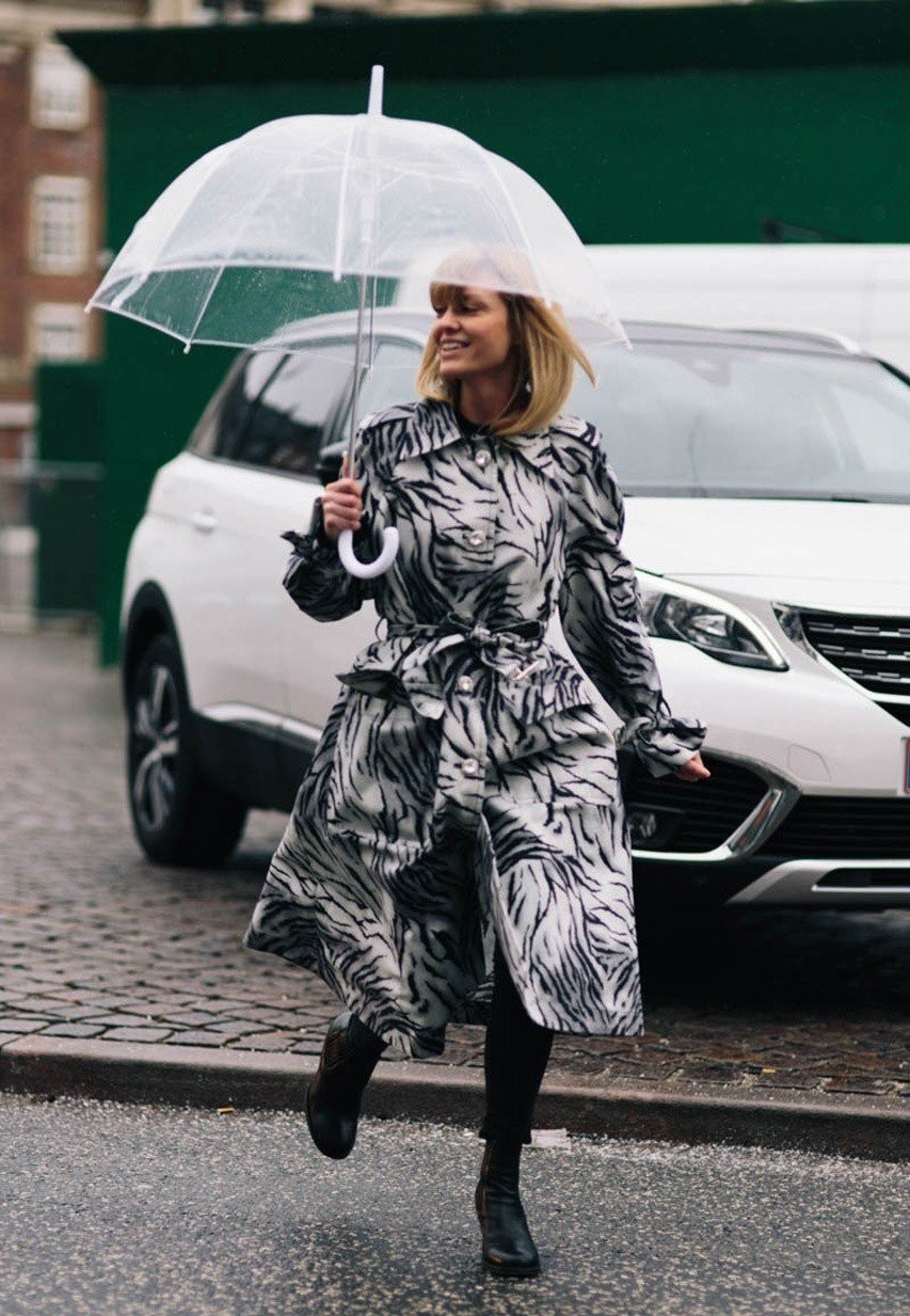 Rainy Looks: Ιδέες για να αντιμετωπίσετε τη βροχή με στιλ- Φωτογραφία 1