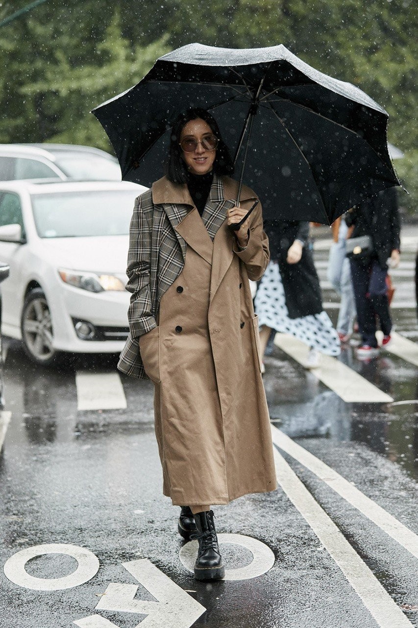 Rainy Looks: Ιδέες για να αντιμετωπίσετε τη βροχή με στιλ- Φωτογραφία 21
