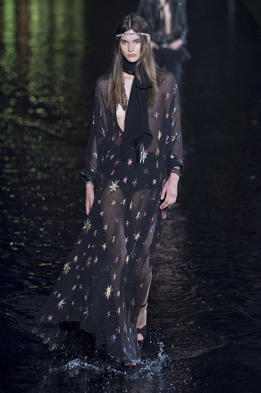 PFW: Το τροπικό show του Saint Laurent - Φωτογραφία 17