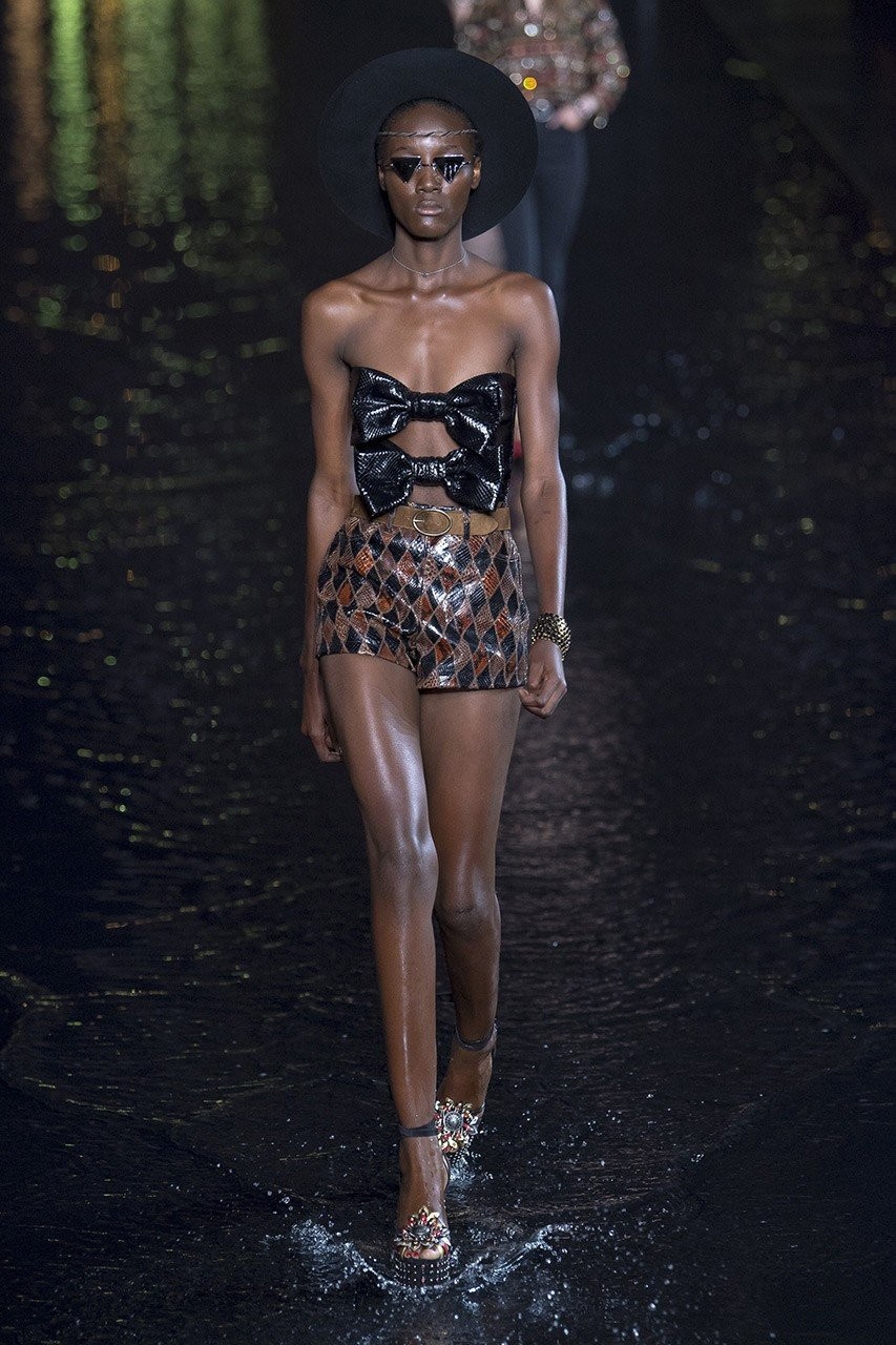 PFW: Το τροπικό show του Saint Laurent - Φωτογραφία 26