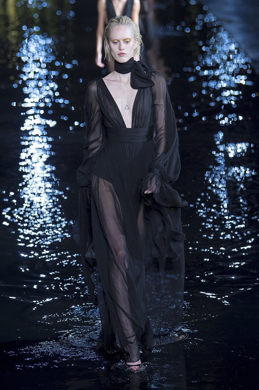 PFW: Το τροπικό show του Saint Laurent - Φωτογραφία 41