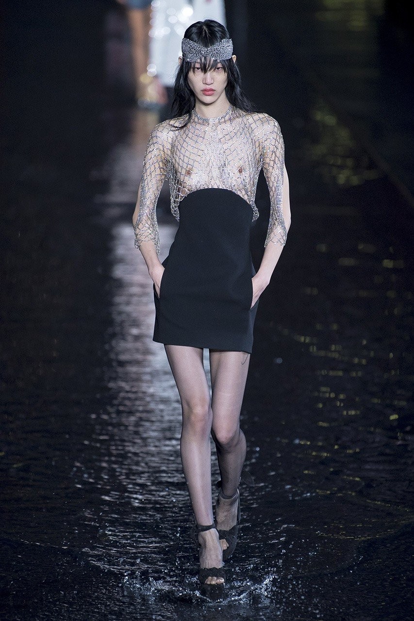 PFW: Το τροπικό show του Saint Laurent - Φωτογραφία 7