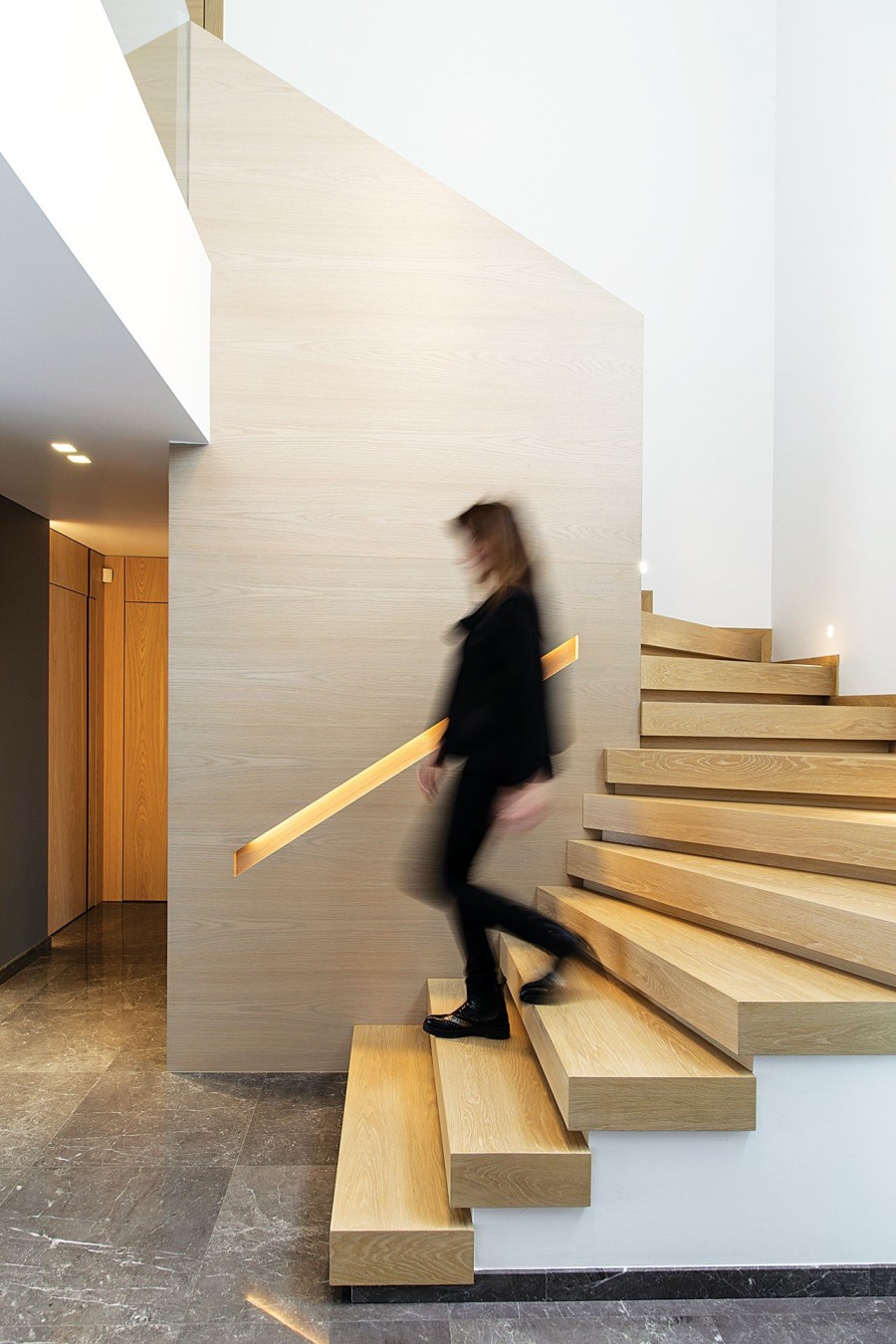 Μια κατοικία σε γήινους τόνους όπου κυριαρχεί η ηρεμία- Φωτογραφία 9