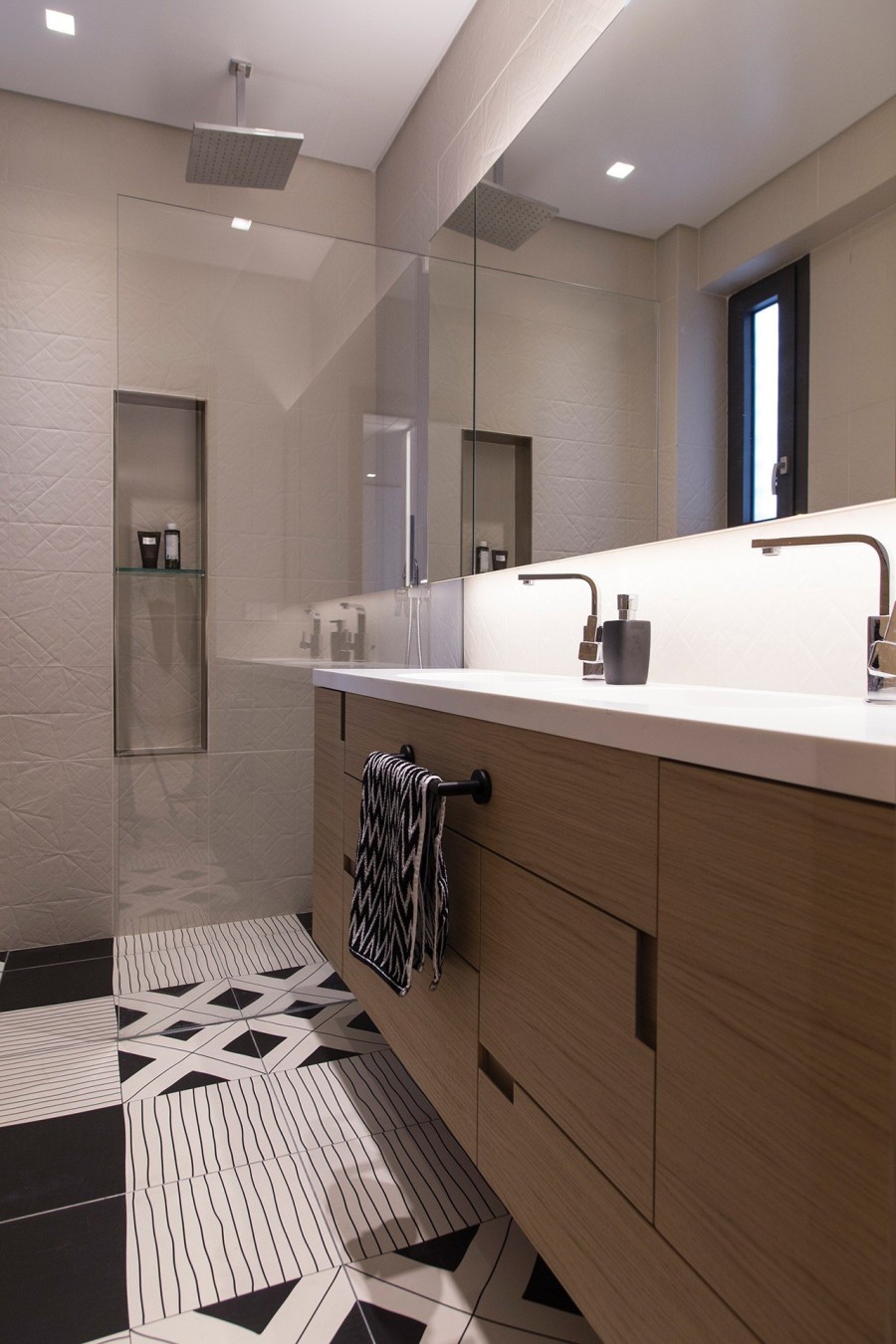 Μια κατοικία σε γήινους τόνους όπου κυριαρχεί η ηρεμία- Φωτογραφία 10