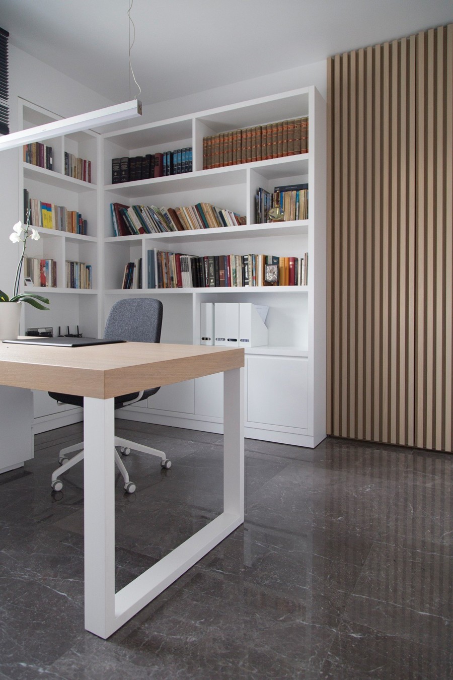 Μια κατοικία σε γήινους τόνους όπου κυριαρχεί η ηρεμία- Φωτογραφία 16