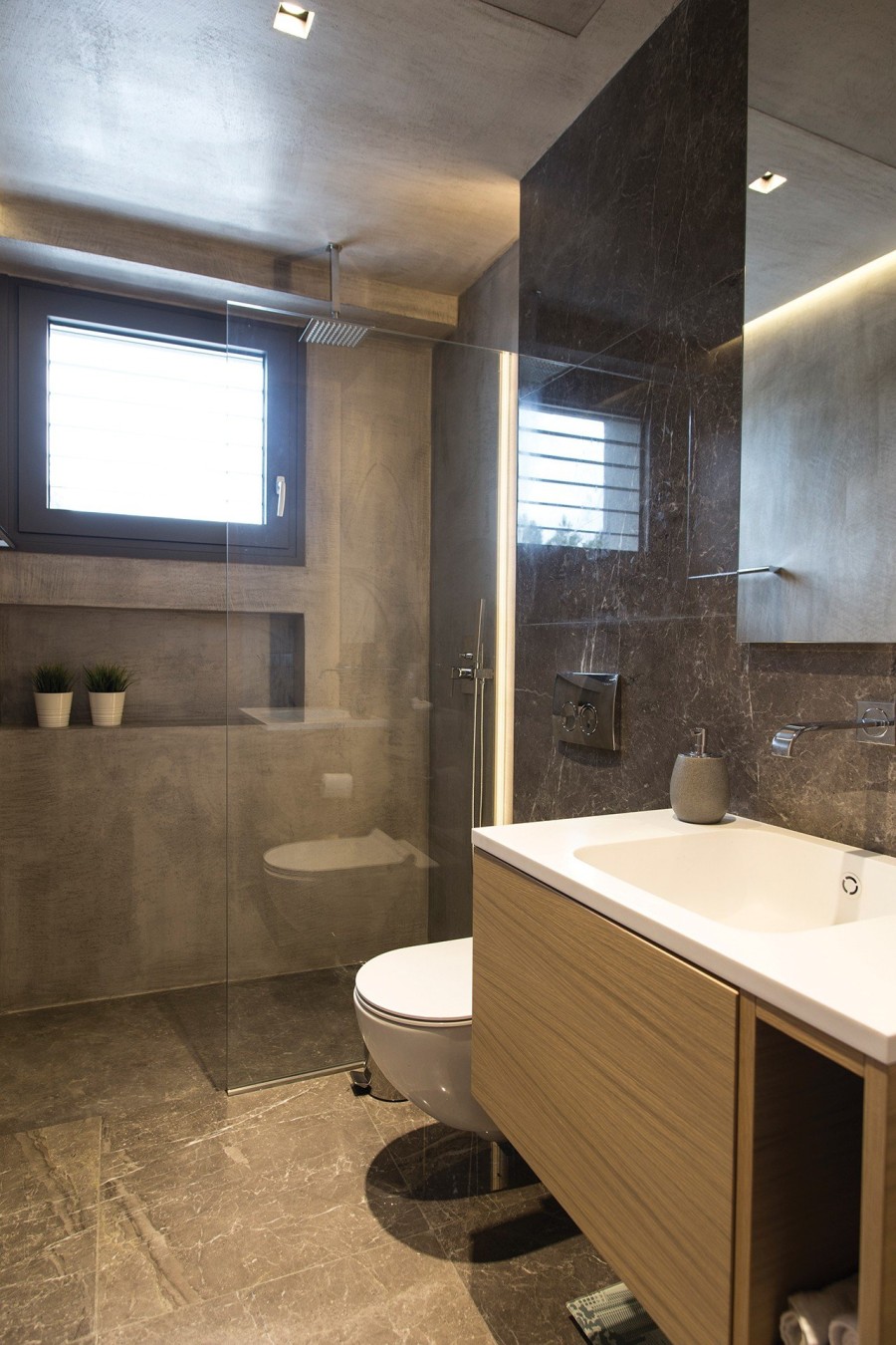 Μια κατοικία σε γήινους τόνους όπου κυριαρχεί η ηρεμία- Φωτογραφία 17