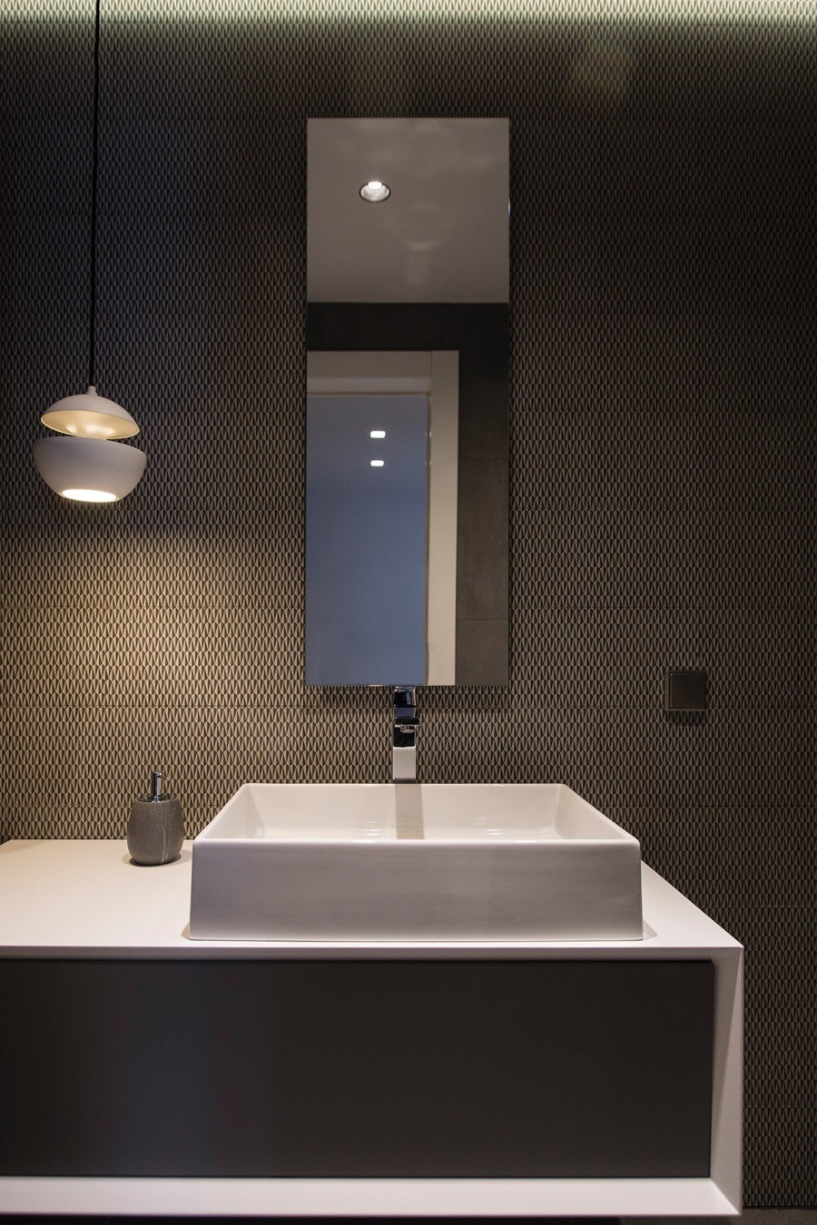 Μια κατοικία σε γήινους τόνους όπου κυριαρχεί η ηρεμία- Φωτογραφία 3