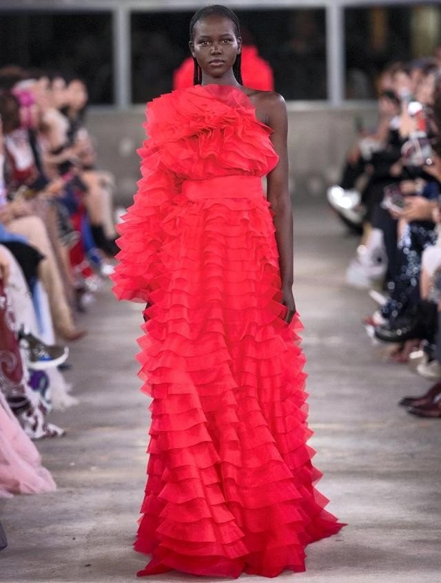 Το Pre-Fall 2019 show του οίκου Valentino στο Τόκιο ήταν γεμάτο κόκκινα τριαντάφυλλα- Φωτογραφία 4