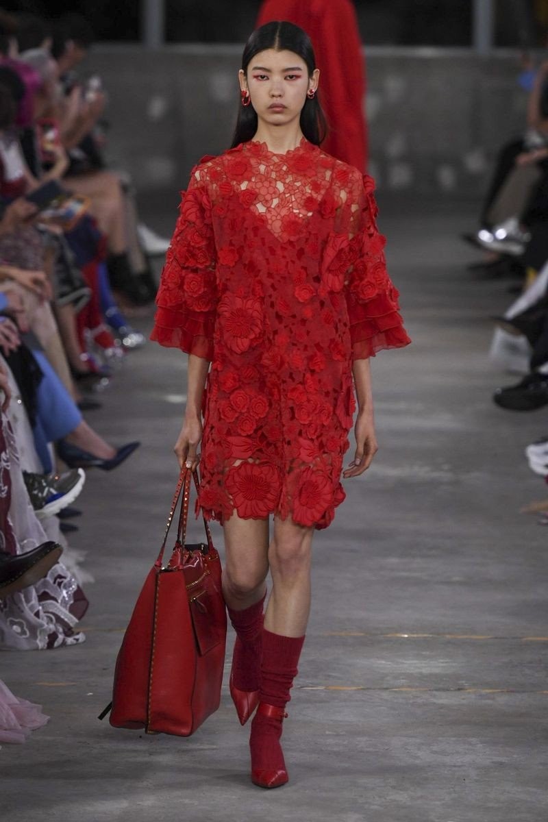Το Pre-Fall 2019 show του οίκου Valentino στο Τόκιο ήταν γεμάτο κόκκινα τριαντάφυλλα- Φωτογραφία 9