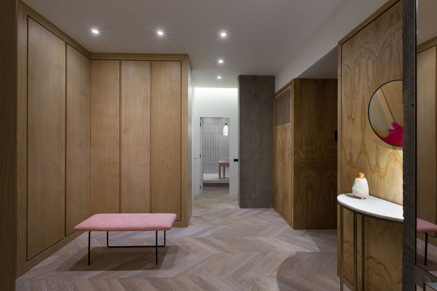  Ένα απόλυτα θηλυκό διαμέρισμα στο Κίεβο πειραματίζεται με τις ζεστές αποχρώσεις- Φωτογραφία 7