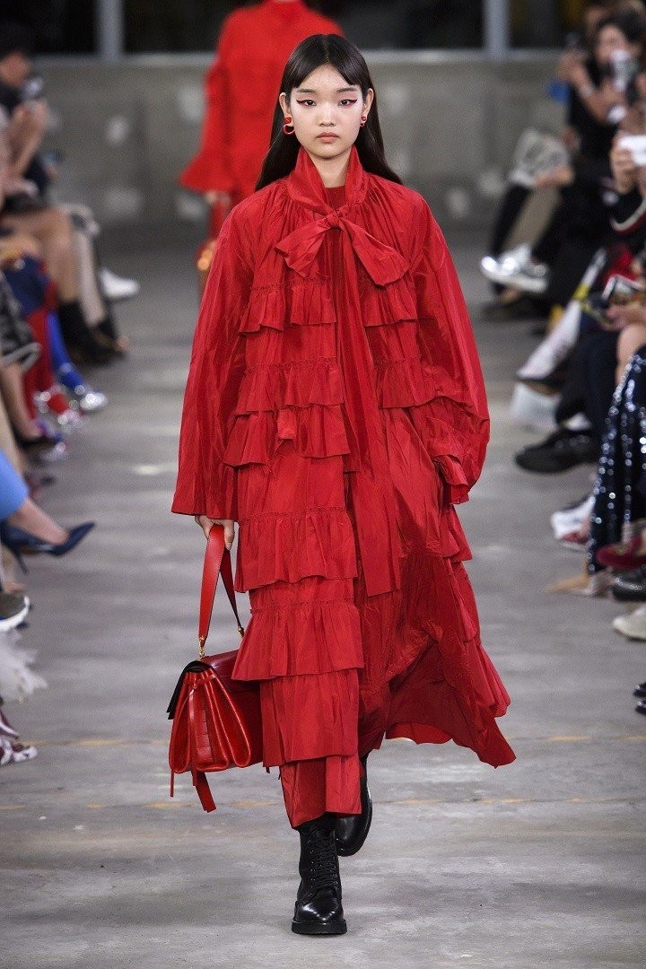 Το Pre-Fall 2019 show του οίκου Valentino στο Τόκιο ήταν γεμάτο κόκκινα τριαντάφυλλα- Φωτογραφία 1