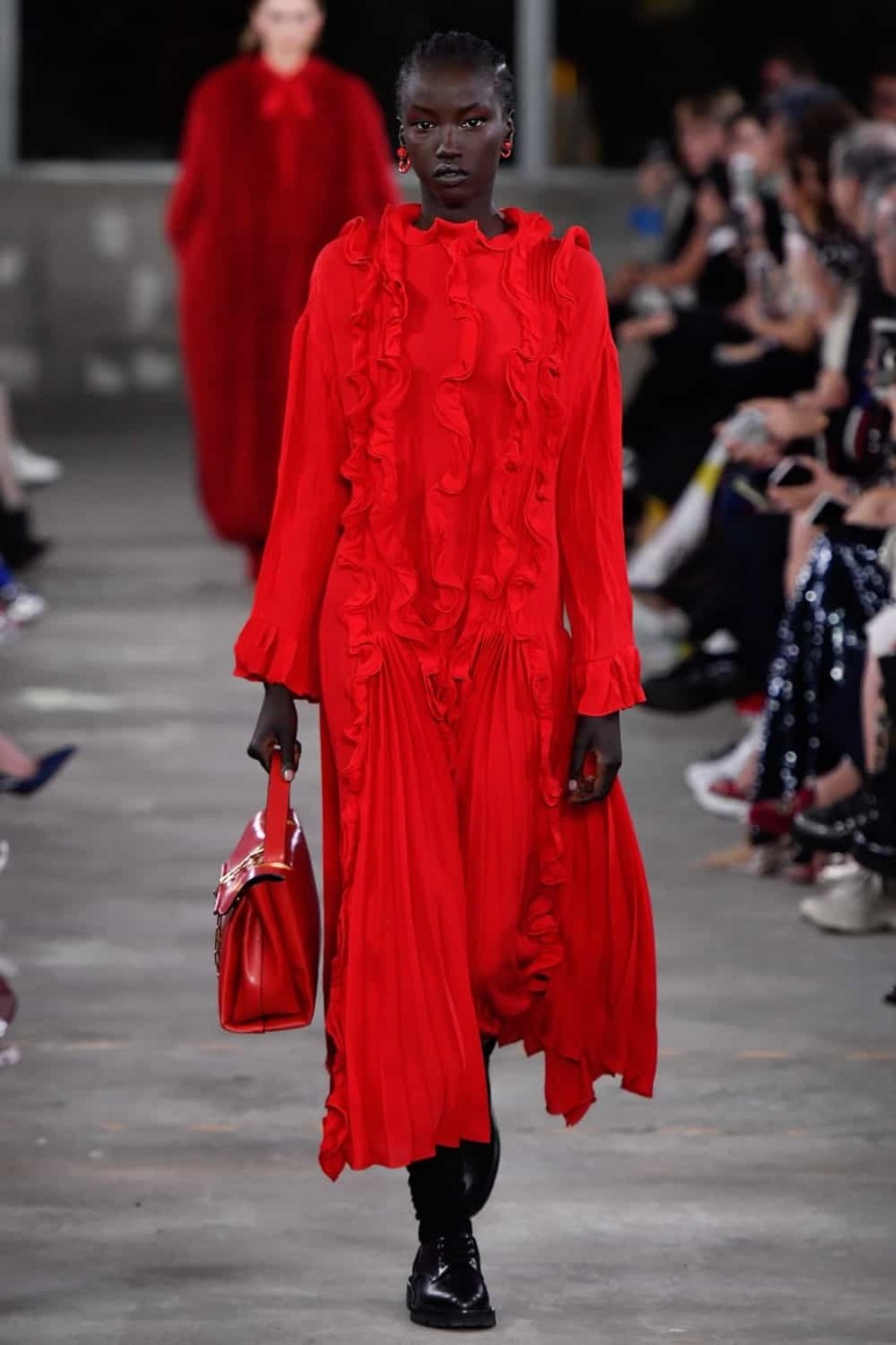Το Pre-Fall 2019 show του οίκου Valentino στο Τόκιο ήταν γεμάτο κόκκινα τριαντάφυλλα- Φωτογραφία 3