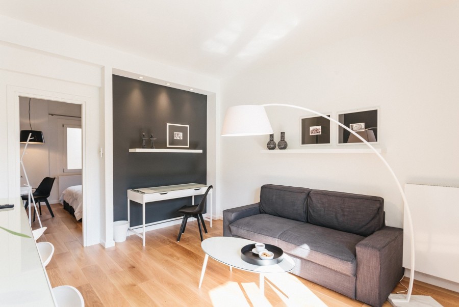 Ένα διαμέρισμα στo κέντρο της Θεσσαλονίκης ποντάρει στο λευκό μαύρο- Φωτογραφία 1