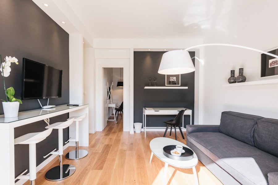 Ένα διαμέρισμα στo κέντρο της Θεσσαλονίκης ποντάρει στο λευκό μαύρο- Φωτογραφία 3