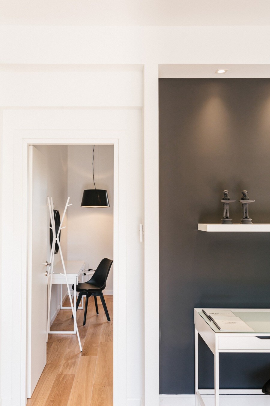 Ένα διαμέρισμα στo κέντρο της Θεσσαλονίκης ποντάρει στο λευκό μαύρο- Φωτογραφία 2