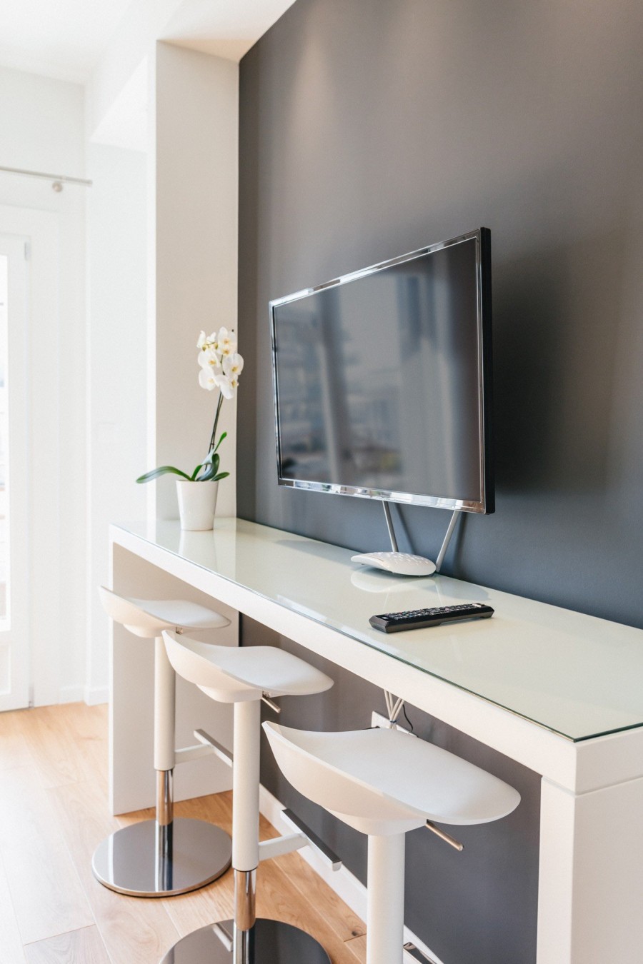 Ένα διαμέρισμα στo κέντρο της Θεσσαλονίκης ποντάρει στο λευκό μαύρο- Φωτογραφία 4