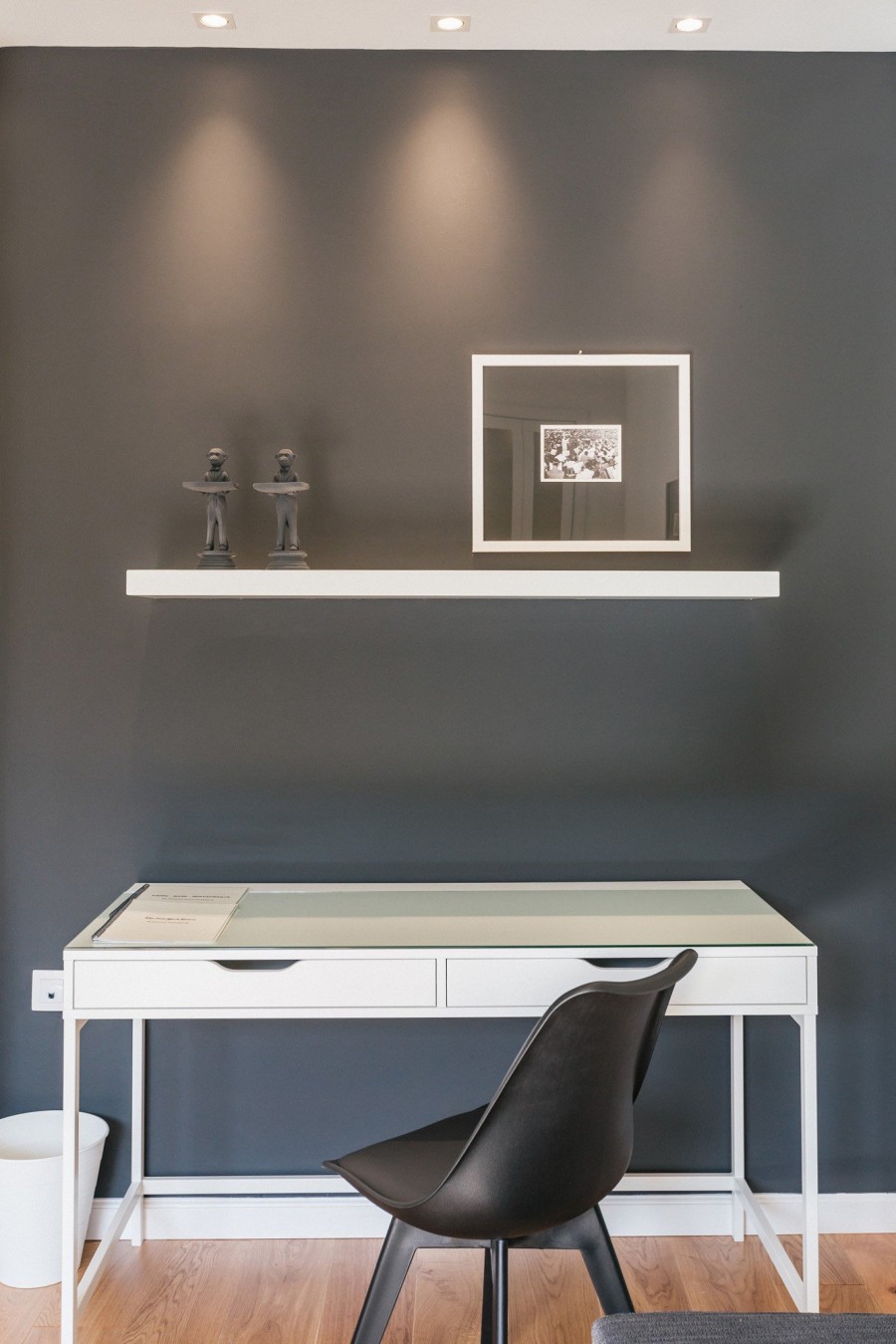 Ένα διαμέρισμα στo κέντρο της Θεσσαλονίκης ποντάρει στο λευκό μαύρο- Φωτογραφία 5