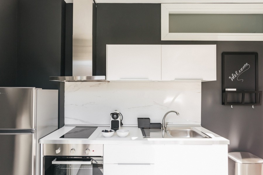 Ένα διαμέρισμα στo κέντρο της Θεσσαλονίκης ποντάρει στο λευκό μαύρο- Φωτογραφία 10