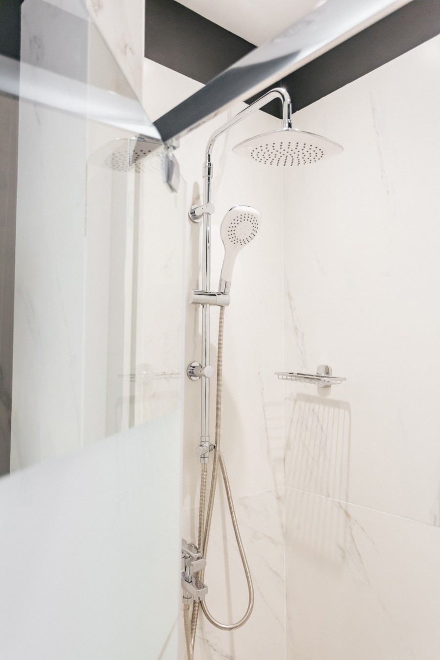 Ένα διαμέρισμα στo κέντρο της Θεσσαλονίκης ποντάρει στο λευκό μαύρο- Φωτογραφία 15