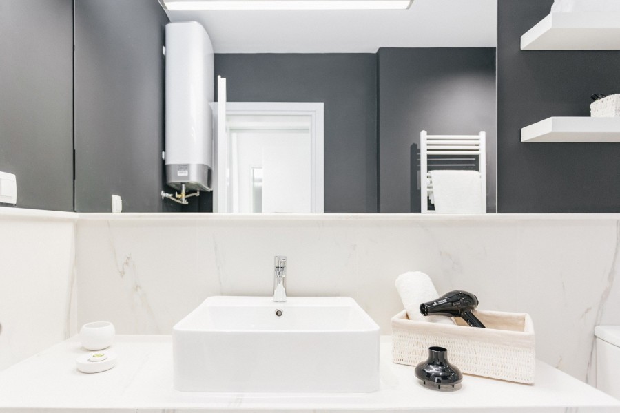 Ένα διαμέρισμα στo κέντρο της Θεσσαλονίκης ποντάρει στο λευκό μαύρο- Φωτογραφία 14