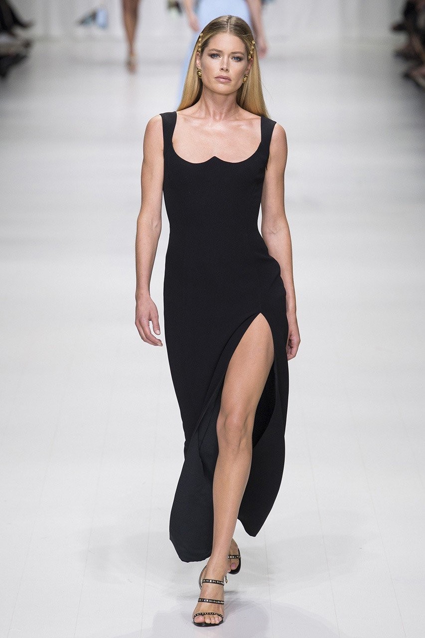 Το reunion των αυθεντικών supermodels στο show της Donatella Versace- Φωτογραφία 12
