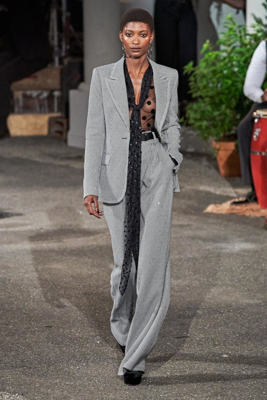 New York Fashion Week: Τα πιο φαντασμαγορικά looks που ξεχωρίσαμε μέχρι στιγμής- Φωτογραφία 4