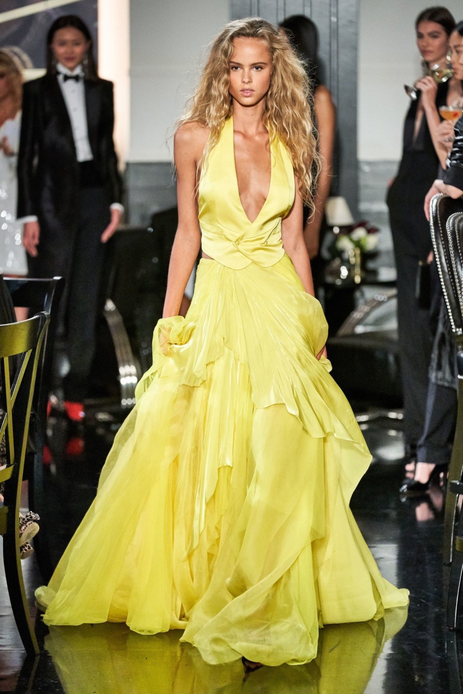 New York Fashion Week: Τα πιο φαντασμαγορικά looks που ξεχωρίσαμε μέχρι στιγμής- Φωτογραφία 8