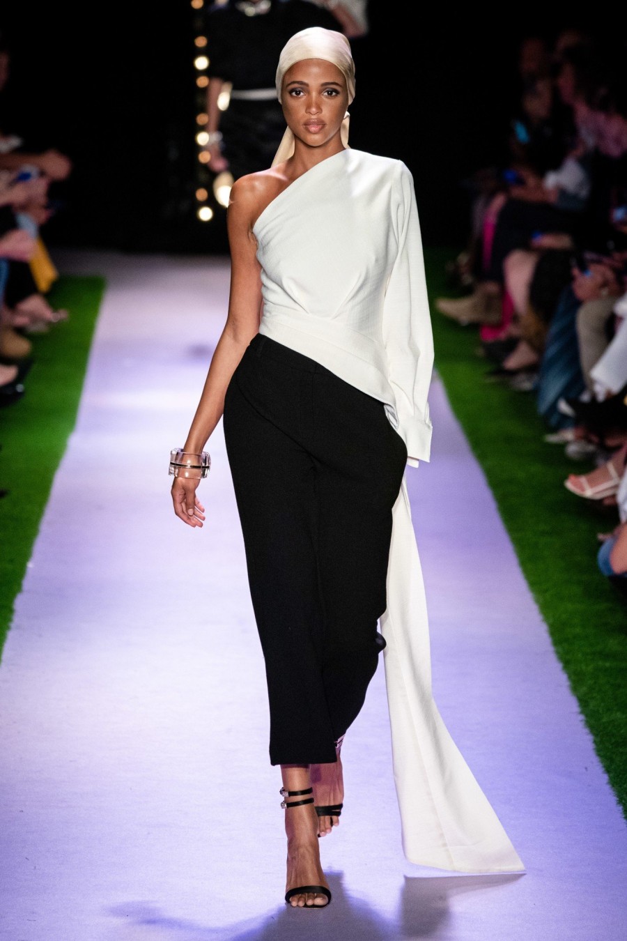 New York Fashion Week: Τα πιο φαντασμαγορικά looks που ξεχωρίσαμε μέχρι στιγμής- Φωτογραφία 17
