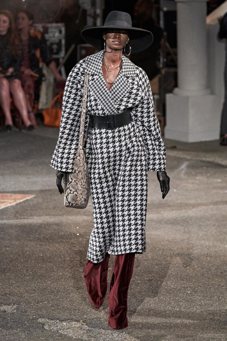 New York Fashion Week: Τα πιο φαντασμαγορικά looks που ξεχωρίσαμε μέχρι στιγμής- Φωτογραφία 1