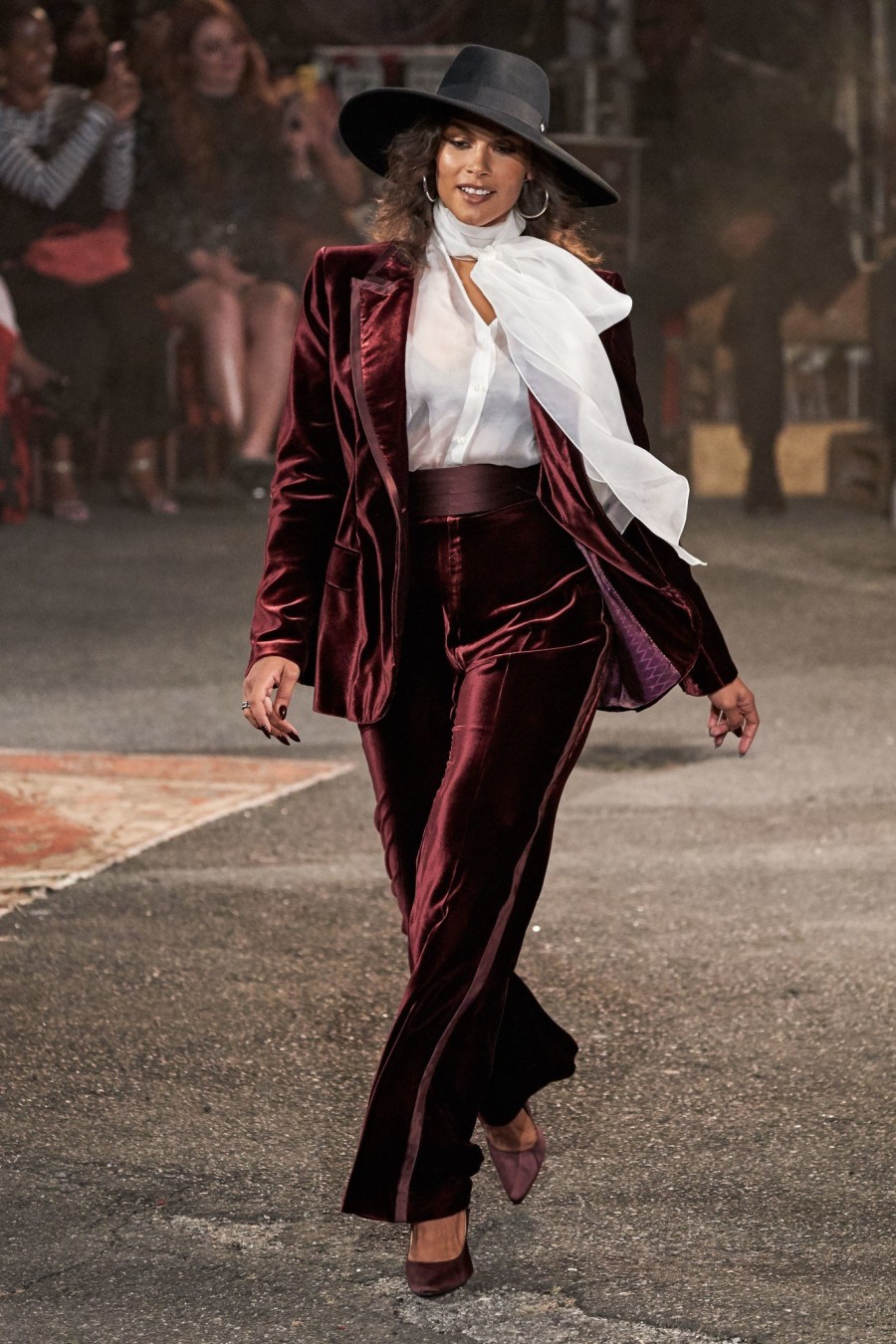 New York Fashion Week: Τα πιο φαντασμαγορικά looks που ξεχωρίσαμε μέχρι στιγμής- Φωτογραφία 3