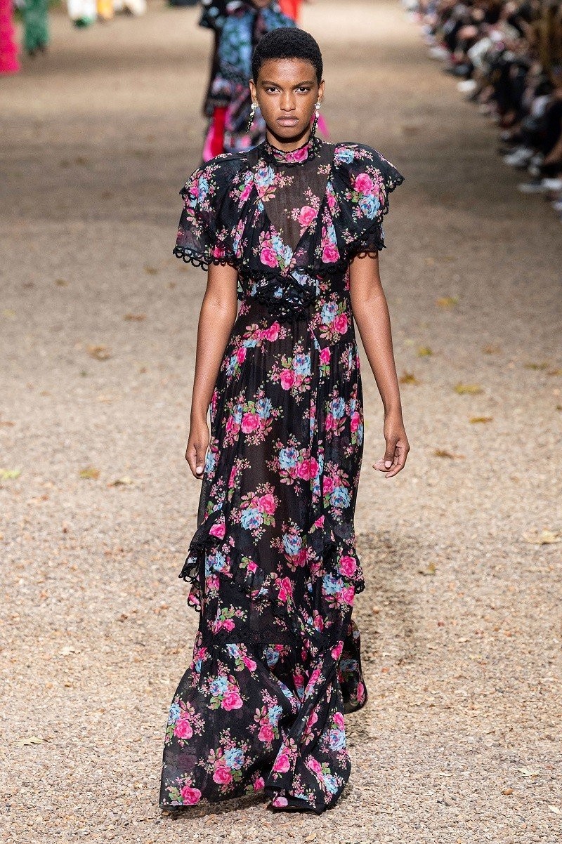 London Fashion Week: Η εμφάνιση της Kendall Jenner με ξανθά μαλλιά κι ό,τι άλλο μας εντυπωσίασε- Φωτογραφία 2