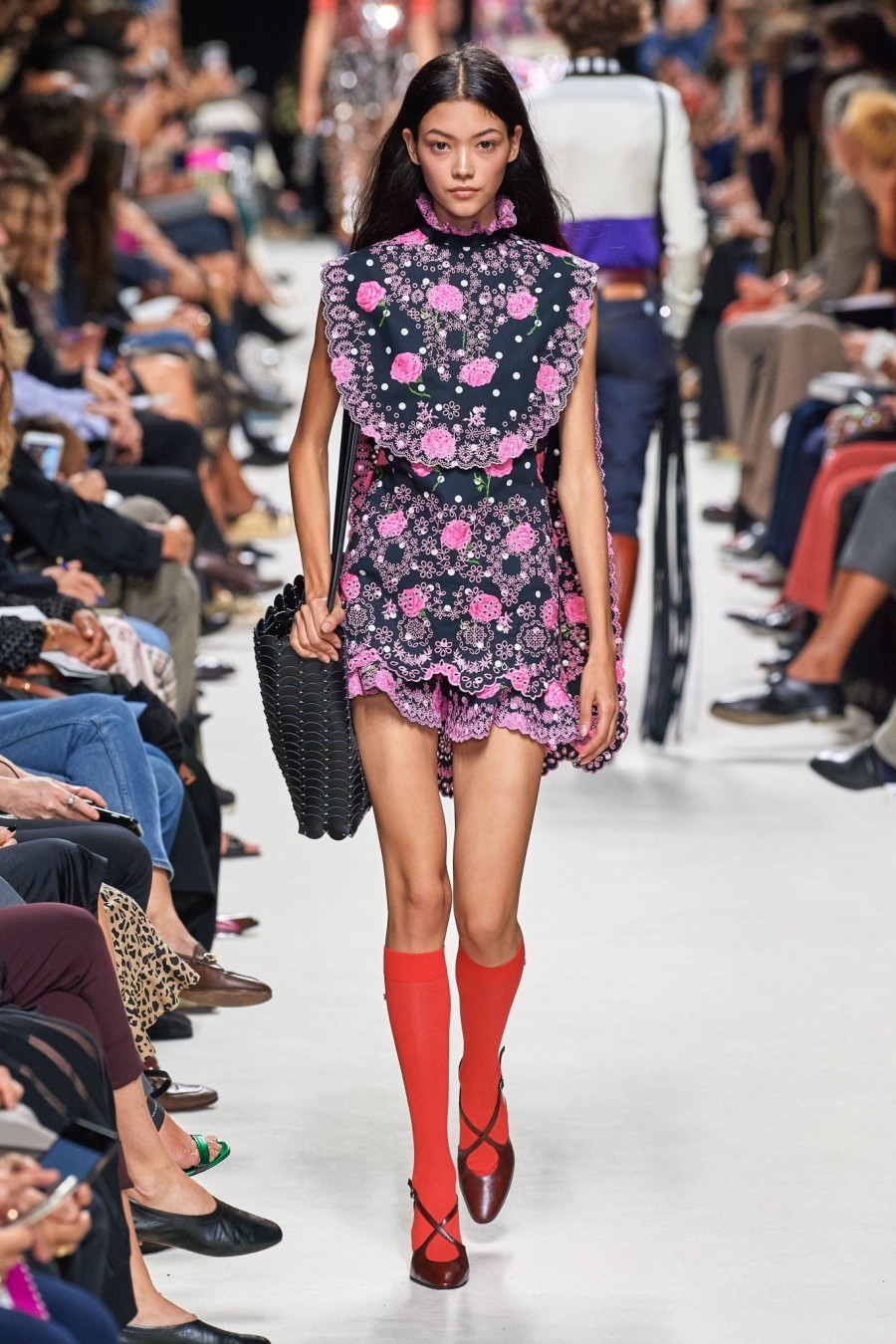 PFW: Οι αδερφές Hadid και τα supermodels της νέας γενιάς κατέκλυσαν τις πασαρέλες- Φωτογραφία 5