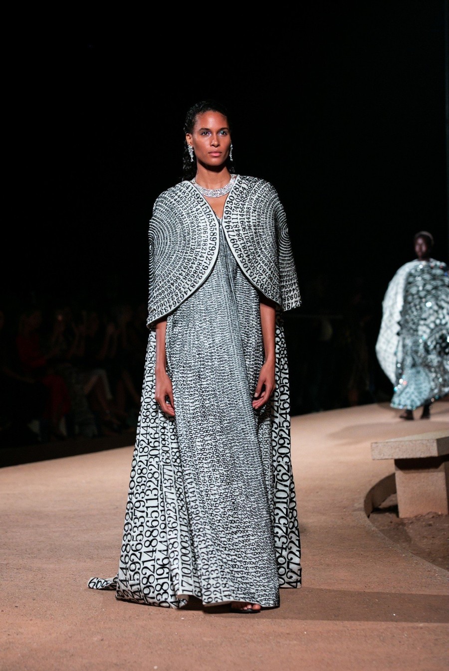 Mary Katrzantzou: Άγγιξε την Ελλάδα με το fashion show-υπερθέαμα στο Σούνιο- Φωτογραφία 6