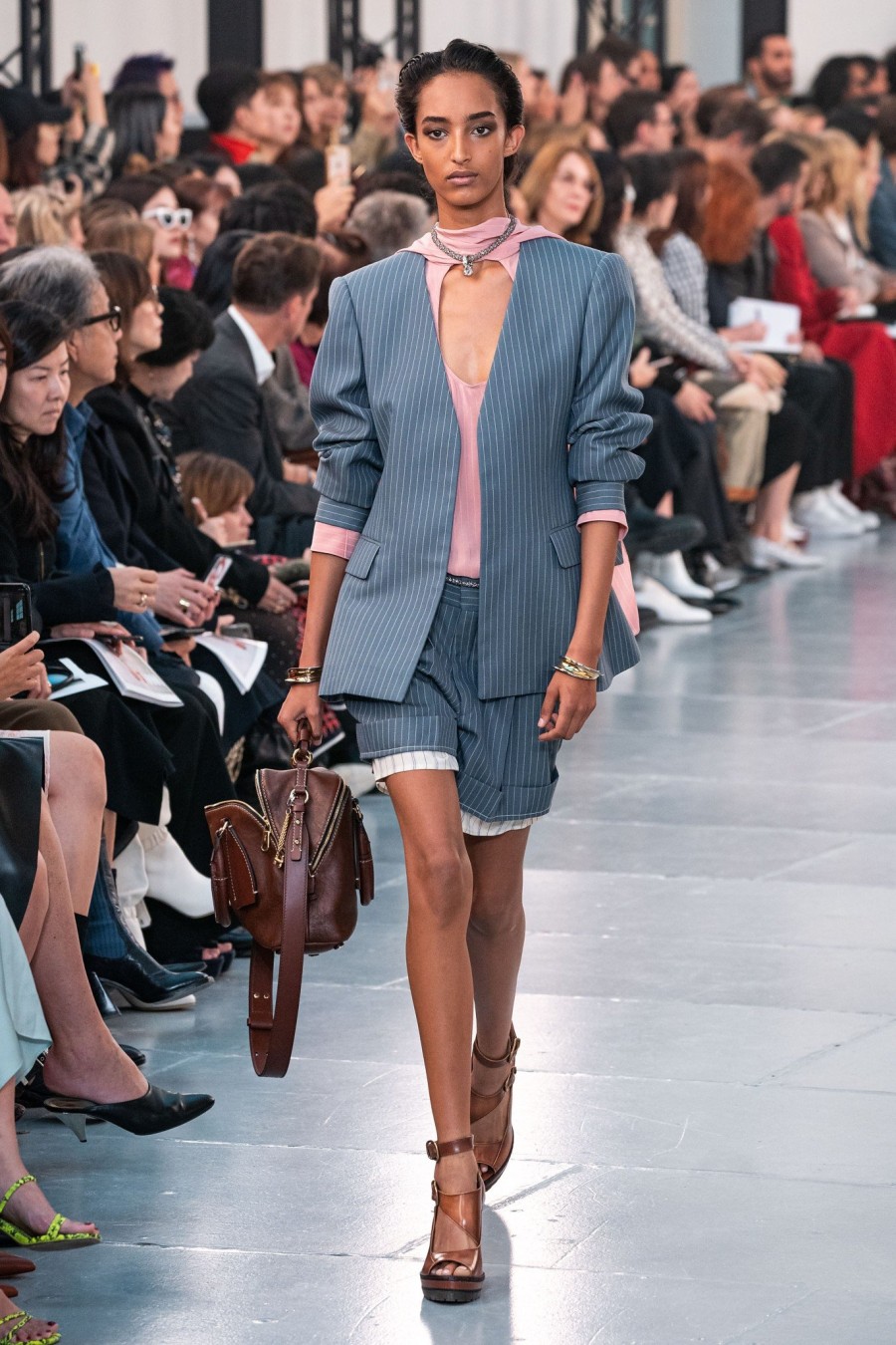 PFW: Οι αδερφές Hadid και τα supermodels της νέας γενιάς κατέκλυσαν τις πασαρέλες- Φωτογραφία 2