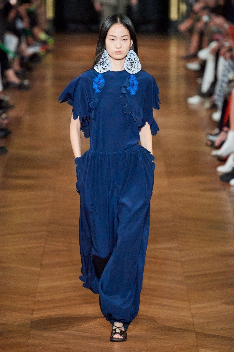 H Chanel αναδείχθηκε σε πρωταγωνίστρια των τελευταίων shows του Paris Fashion Week  - Φωτογραφία 8