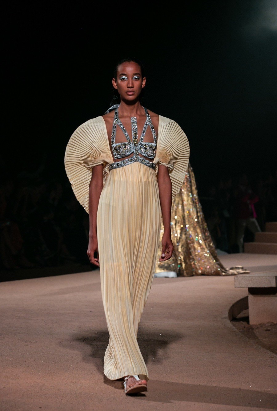 Mary Katrzantzou: Άγγιξε την Ελλάδα με το fashion show-υπερθέαμα στο Σούνιο- Φωτογραφία 1