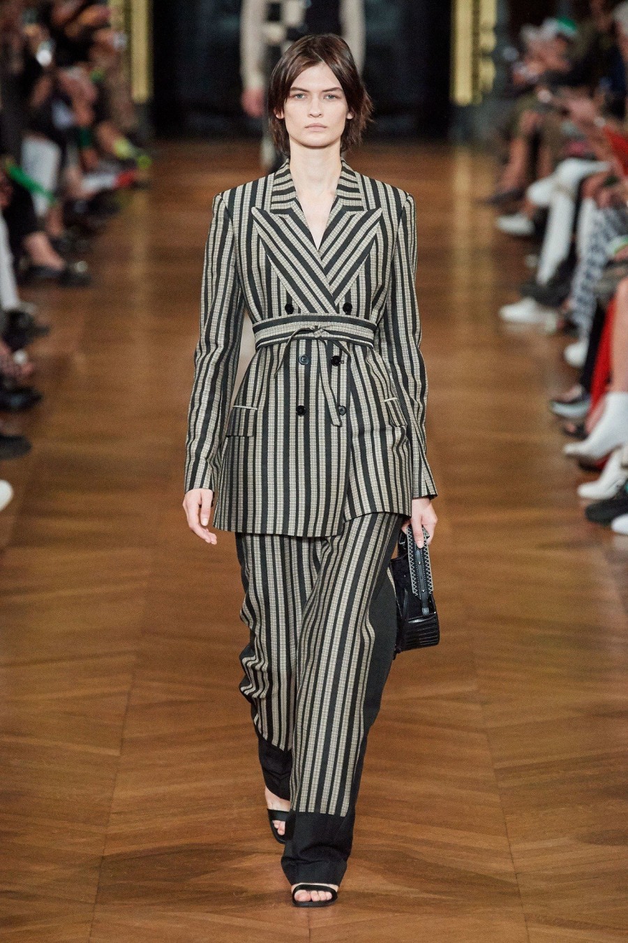 H Chanel αναδείχθηκε σε πρωταγωνίστρια των τελευταίων shows του Paris Fashion Week  - Φωτογραφία 9