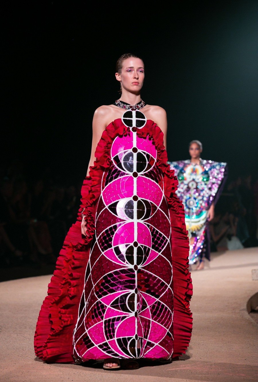 Mary Katrzantzou: Άγγιξε την Ελλάδα με το fashion show-υπερθέαμα στο Σούνιο- Φωτογραφία 2