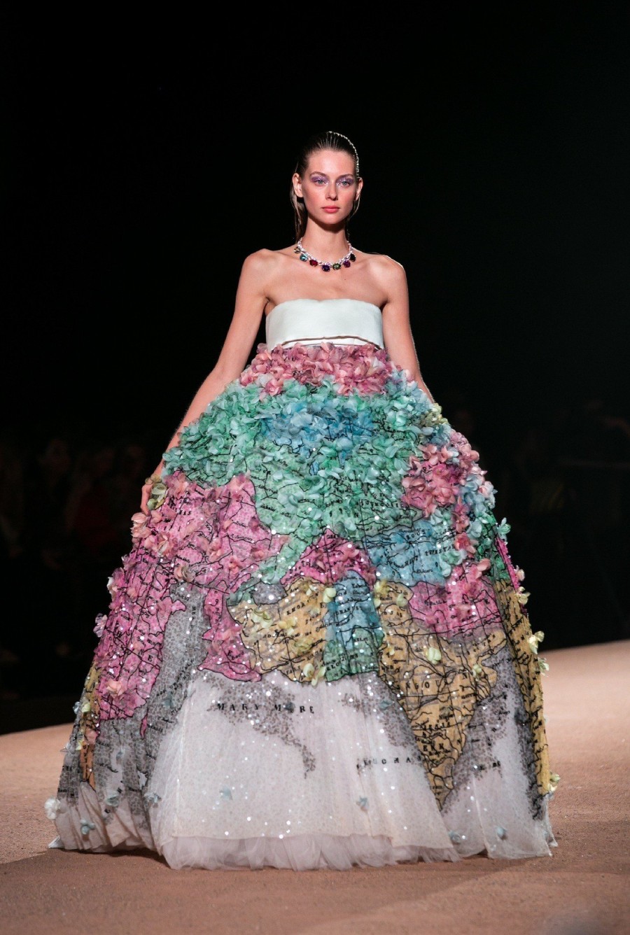 Mary Katrzantzou: Άγγιξε την Ελλάδα με το fashion show-υπερθέαμα στο Σούνιο- Φωτογραφία 3