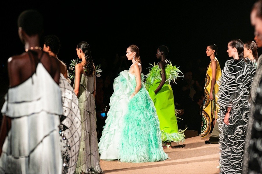 Mary Katrzantzou: Άγγιξε την Ελλάδα με το fashion show-υπερθέαμα στο Σούνιο- Φωτογραφία 4