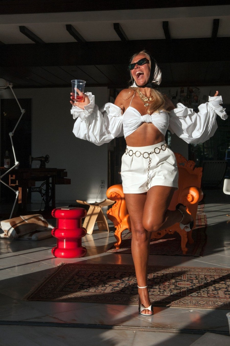 Ο ανατρεπτικός concept maker Γεώργιος Θ. Καράμπελλας τίμησε τον φωτογράφο Slim Aarons- Φωτογραφία 1