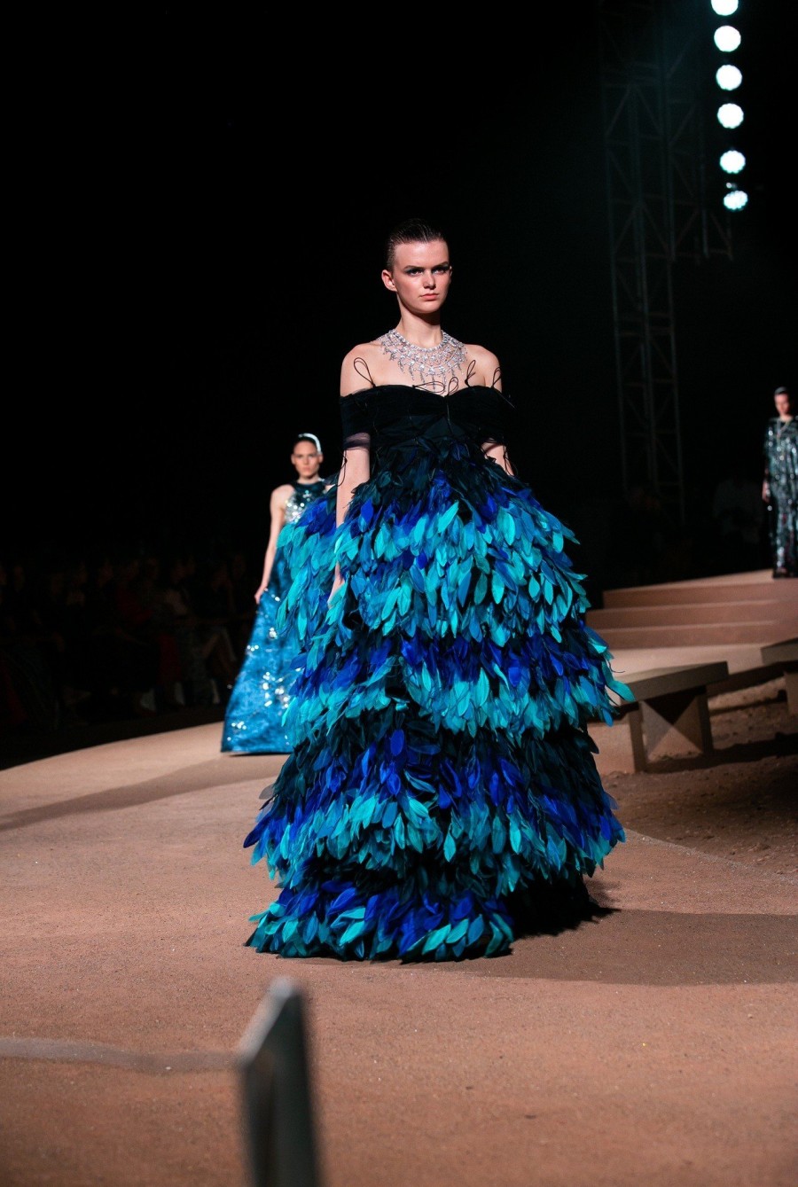 Mary Katrzantzou: Άγγιξε την Ελλάδα με το fashion show-υπερθέαμα στο Σούνιο- Φωτογραφία 8