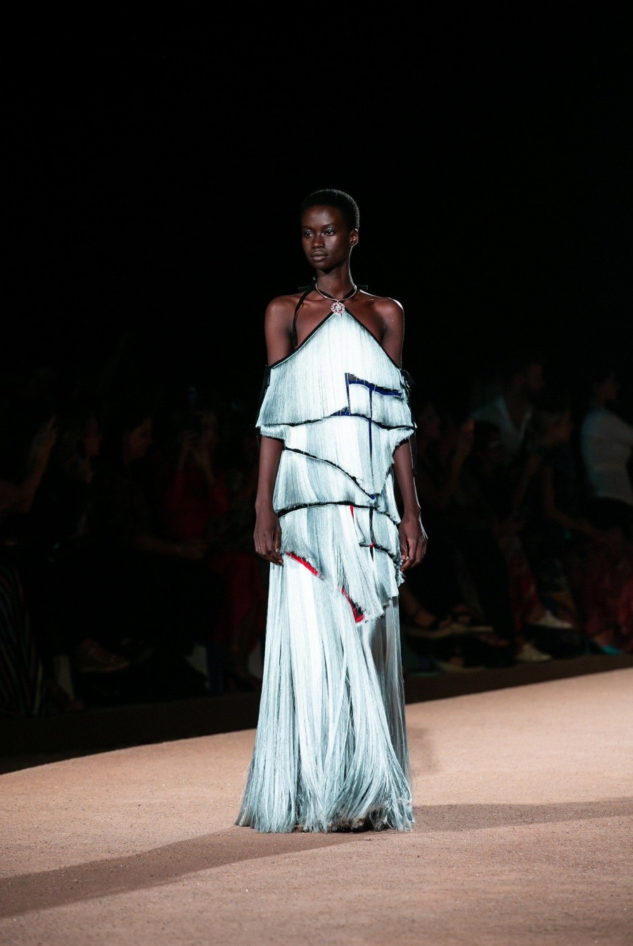 Mary Katrzantzou: Άγγιξε την Ελλάδα με το fashion show-υπερθέαμα στο Σούνιο- Φωτογραφία 7