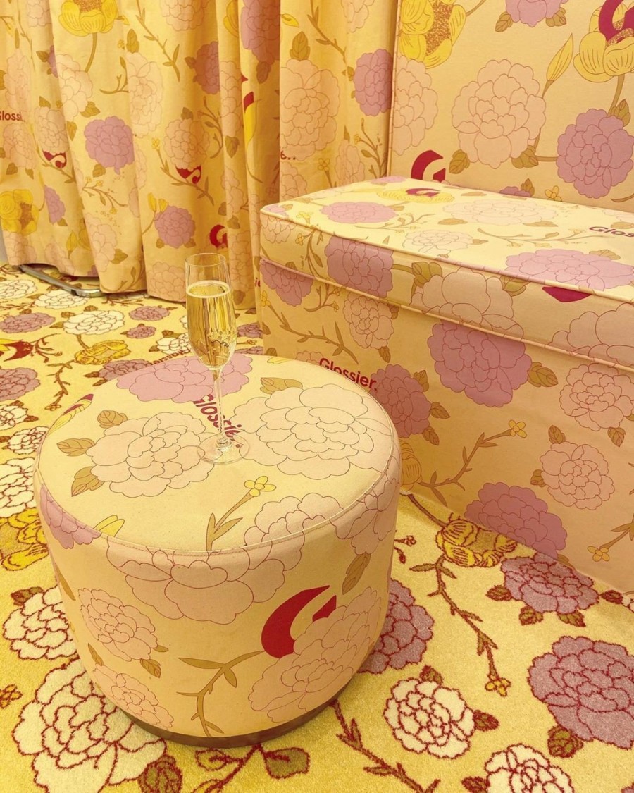 Μέσα στο θεαματικό pop up store της Glossier στο Λονδίνο - Φωτογραφία 7