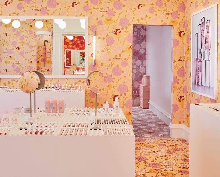 Μέσα στο θεαματικό pop up store της Glossier στο Λονδίνο - Φωτογραφία 1