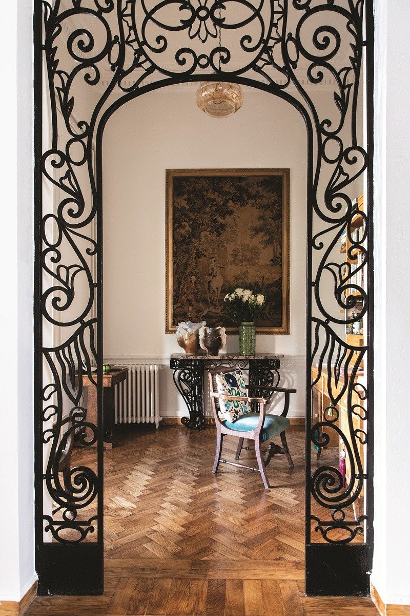 H σχεδιάστρια μόδας Εύη Καρατζά μας υποδέχεται στο καινούριο και υπέροχο νεοκλασικό σπίτι της, στην Πλάκα- Φωτογραφία 5