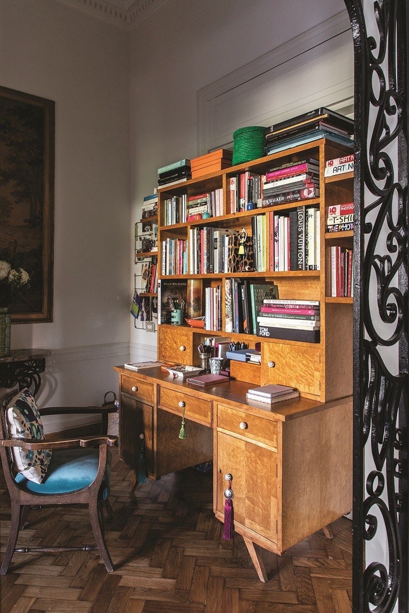 H σχεδιάστρια μόδας Εύη Καρατζά μας υποδέχεται στο καινούριο και υπέροχο νεοκλασικό σπίτι της, στην Πλάκα- Φωτογραφία 2